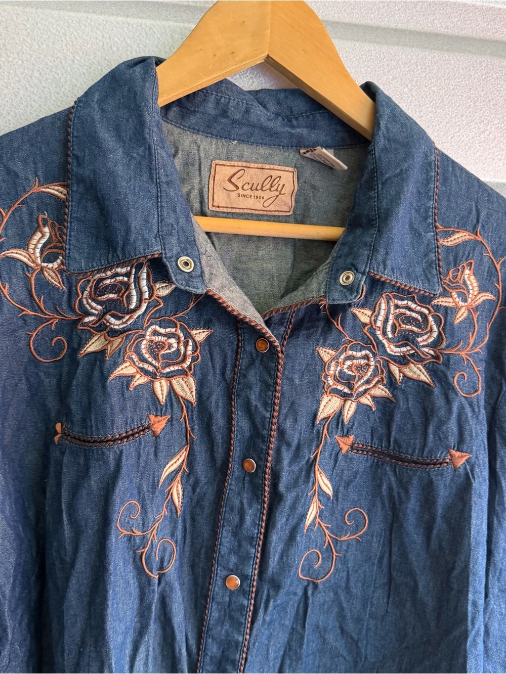 SCULLY WOMEN'S ROSE EMBROIDERED DENIM LONG SLEEVE PEARL SNAP WESTERN SHIRT - Picture 3 of 7